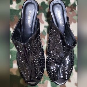 NWB cutout slings in SZ 12W. Excellent condition.